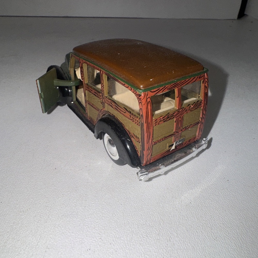 Superior 1940 Ford Woody Wagon - diecast car with pull-back motor - 1:43-scale - Picture 8 of 10